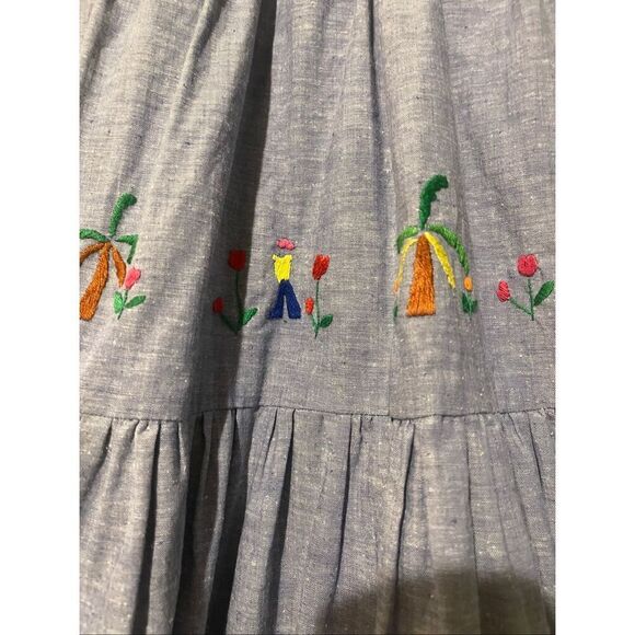 Vintage girls sz 6/7 Blue Chambray dress with embroidered folk art designs - Picture 3 of 12